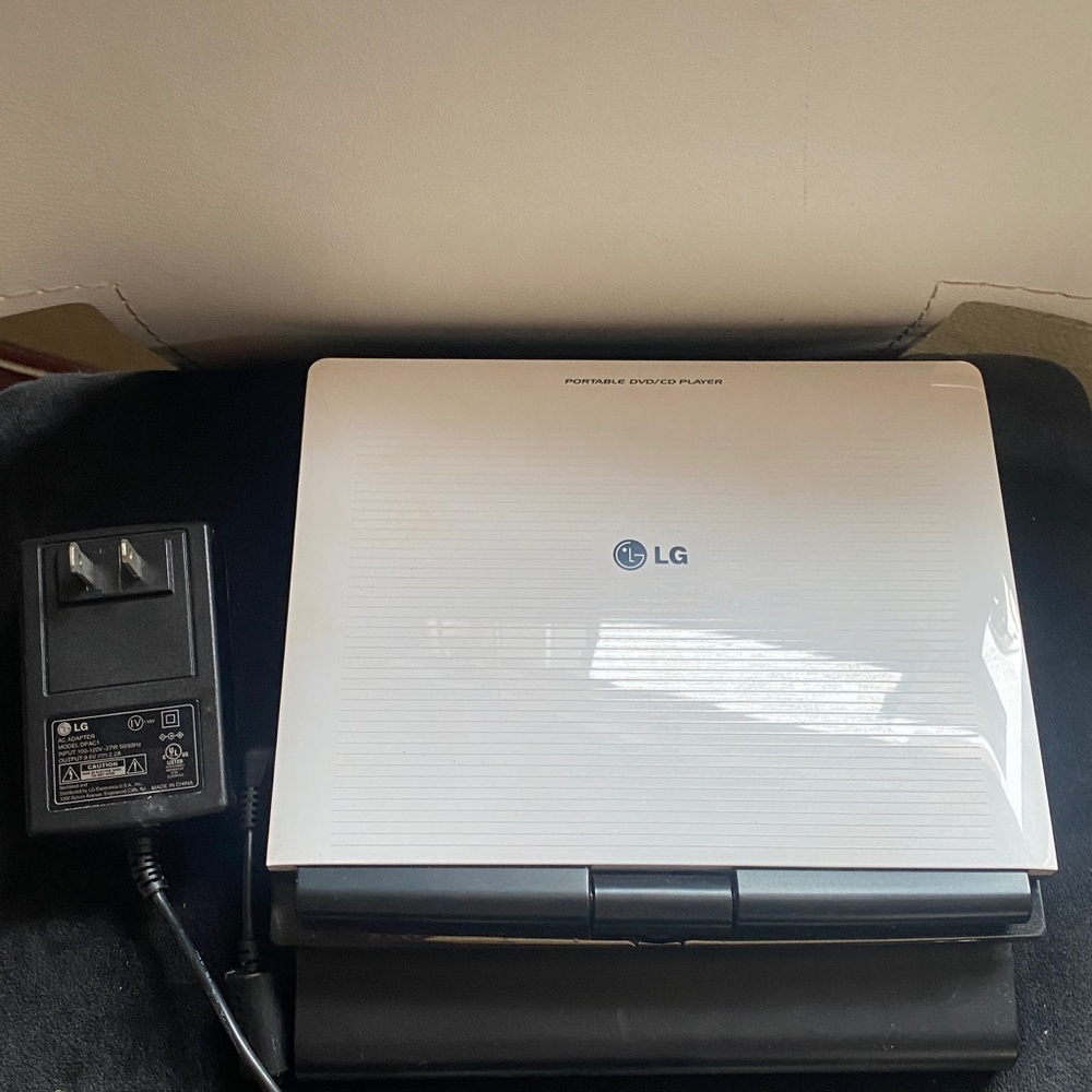 LG Portable DVD/CD Player With Original Charger MovableScreen Excellent Condtion